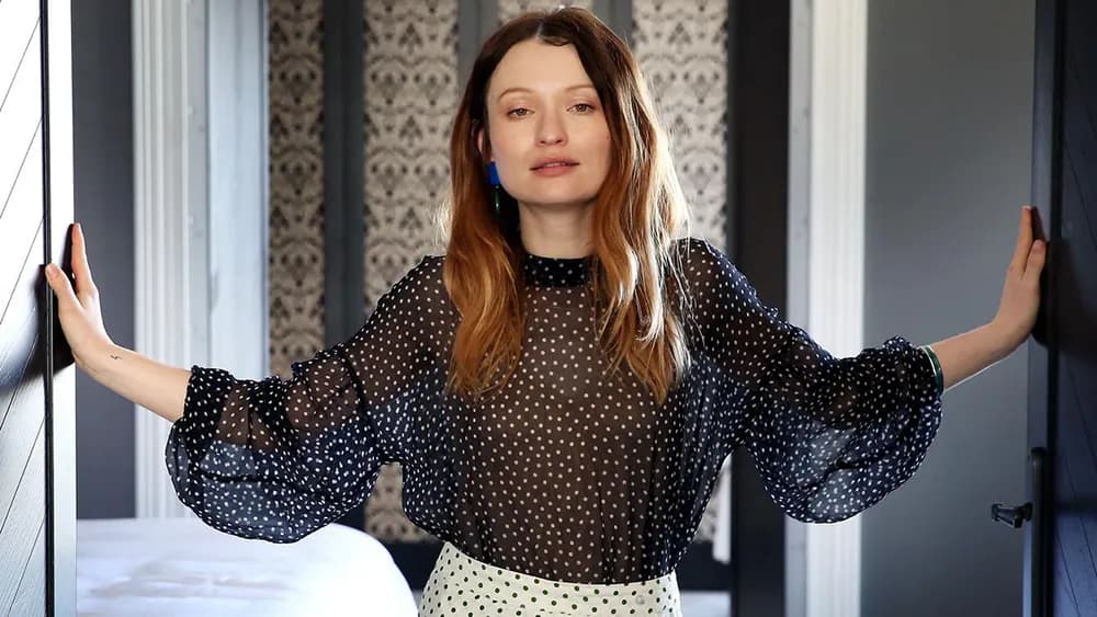 What is the IQ of Emily Browning? And how smart is Emily Browning?