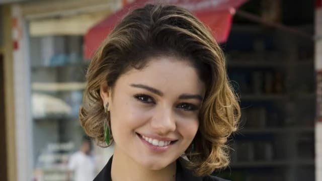 What is the IQ of Sophie Charlotte? And how smart is Sophie Charlotte?