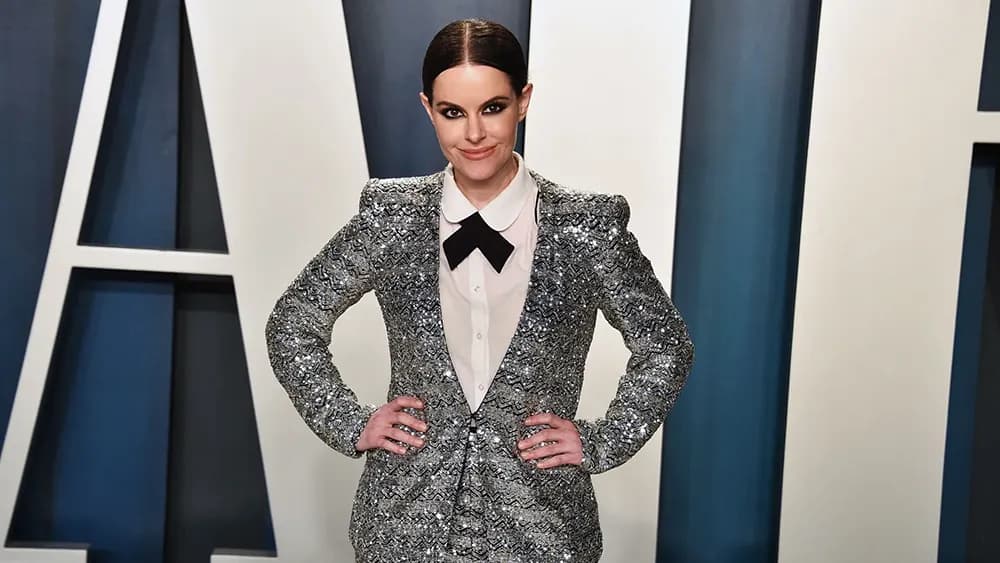 What is the IQ of Emily Hampshire? And how smart is Emily Hampshire?