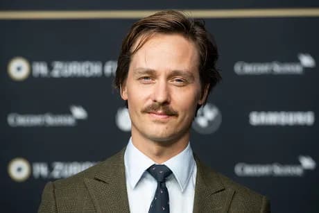 What is the IQ of Tom Schilling? And how smart is Tom Schilling?