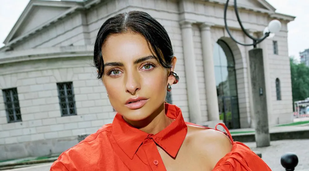 What is the IQ of Aislinn Derbez? And how smart is Aislinn Derbez?